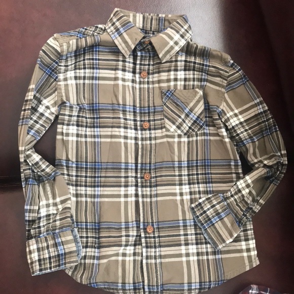 4 pk boys button down shirts. Size 5 lil boys - Picture 2 of 5